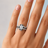 Melo engagement ring in white gold worn on a woman&